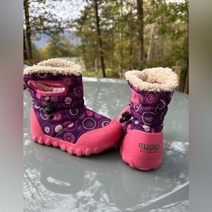 Size 8 toddler warm waterproof bottom boots Bogs
